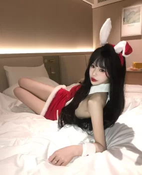 胸很漂亮骨子里很骚的妹子