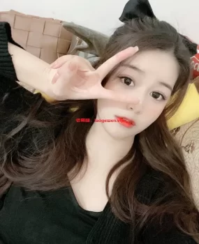 佛山极品美女，白虎馒头逼水多多